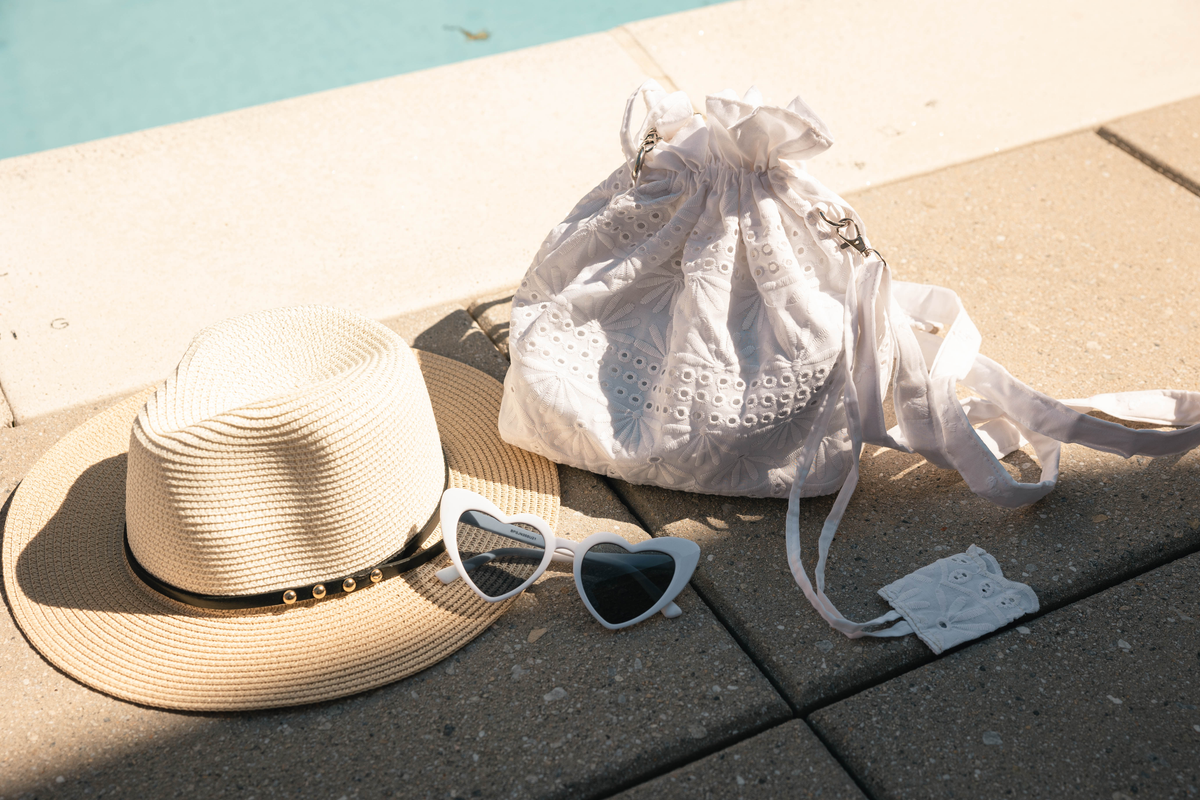 INDIMODA Bucket Bag with heart sunglasses and a straw hat by the pool - vacation ready